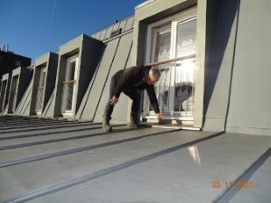 Wat is het verschil tussen Premiumkeur en andere woningkeurbedrijven?</p>
<p>Het verschil kunt herkennen in het woord Premium in onze bedrijfsnaam. Premiumkeur voert voor u een bouwkundige keuring uit die echt veel uitgebreider en completer is dan al mijn concurrenten. En dit terwijl de prijs van een bouwkundige keuring via Premiumkeur ongeveer gelijk is met andere bedrijven. Bovendien zijn wij 100% onafhankelijk omdat we nooit voor verkopend makelaars werken. De bouwkundige keuring via Premiumkeur is niet globaal, maar zeer uitgebreid en diepgaand. In de meeste gevallen gaan de inspecteurs die voor Premiumkeur de kruipruimte helemaal in (indien het veilig en verantwoord is)  We klimmen in de meeste gevallen het dak helemaal op en zelfs op grotere hoogtes.(mits veilig en verantwoord) We gebruiken veel specialistisch gereedschap tijdens de bouwkundige keuring zoals een thermografische camera, waterpas instrumenten, een kruipruimte robot, een camera endoscoop, een vochtmeter en we hebben ook een schroefmachine bij ons inclusief een aantal kleine koevoeten om ook lastige kruipluiken open te krijgen. Daar waar andere woningkeurbedrijven ophouden gaan wij verder. Een Premium uitgevoerde bouwkundige keuring beschermt u dus veel meer tegen onverwachte hoge kosten achteraf dan al onze concurrenten omdat de bouwkundige keuring via Premiumkeur veel uitgebreider en completer is. En als u de vele positieve recensies heeft gelezen dan weet u dat we de waarheid spreken. De vele foto's en video's op de website van Premiumkeur laten u zien dat we doen wat we beloven. Bovendien is Premiumkeur 100% onafhankelijk omdat wij niet afhankelijk zijn van opdrachten van makelaars. Belangenverstrengeling is hierdoor volledig uitgesloten.